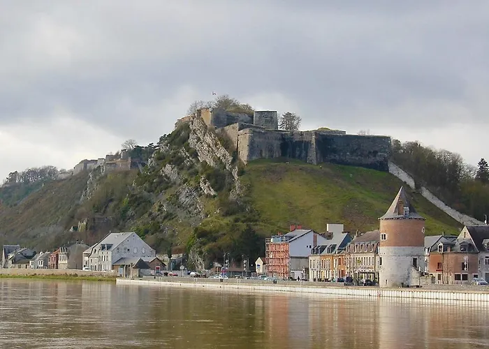 La Charmeuse * Givet